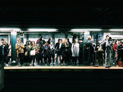 在地铁的一群人

